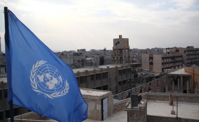 علم الاونروا فوق أحد المخيمات الفلسطينية