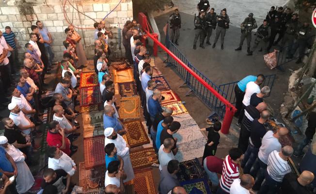 مقدسيون يصلون امام باب الاسباط