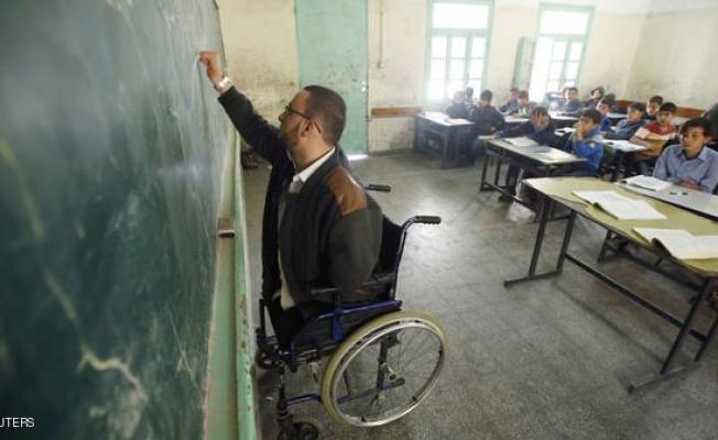 فلسطيني فقد أطرافه.. ولم يترك الطبشورة