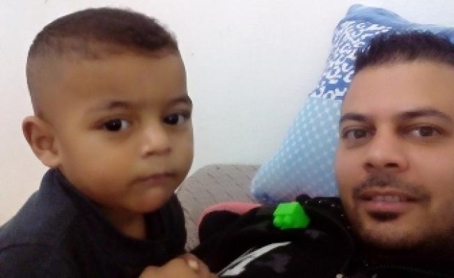 محمد سعدة وطفله