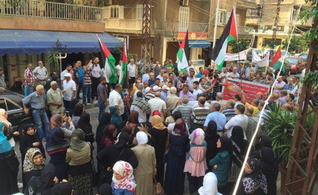 لقطة من الاعتصام أمام مكتب الأونروا في طرابلس 
