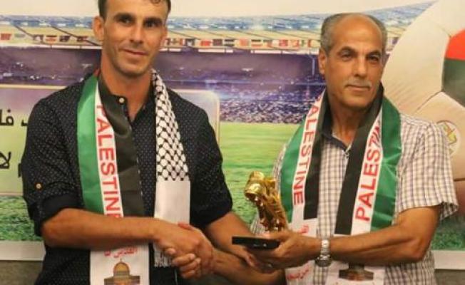 تتويج اللاعب الفلسطيني بالحذاء الذهبي
