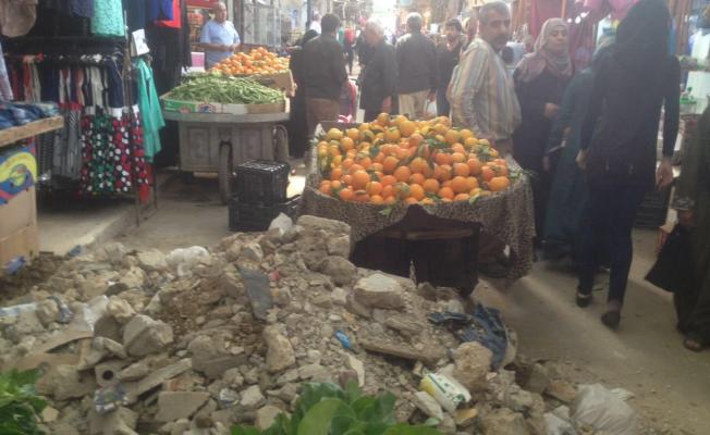 أكوام من الردميات في سوق عين الحلوة