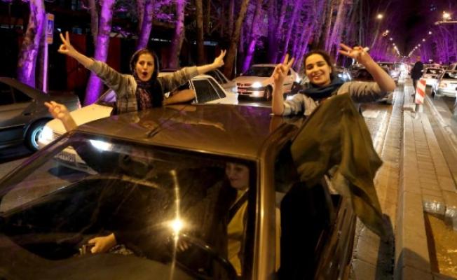احتفالات تعم شوارع طهران