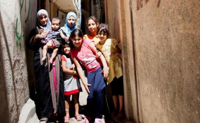 عين الحلوة.. انقطاع الكهرباء يخرج العائلات من بيوتهم