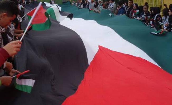 رفع العلم الفلسطيني في مدرسة الجليل