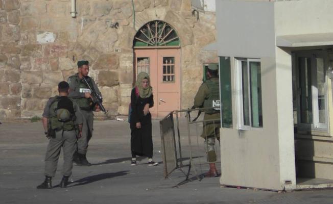 صورة الفتاة عند توقيفها من قبل جنود العدو