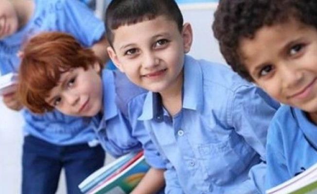 اطفال غزة يحملون كتب الاونروا