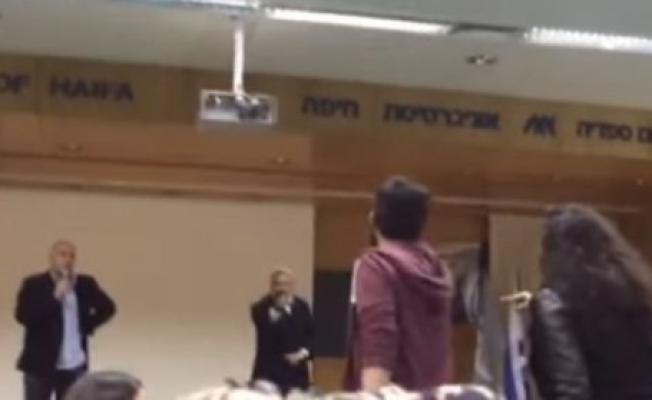 أثناء إلقاء المحاضرة في جامعة حيفا