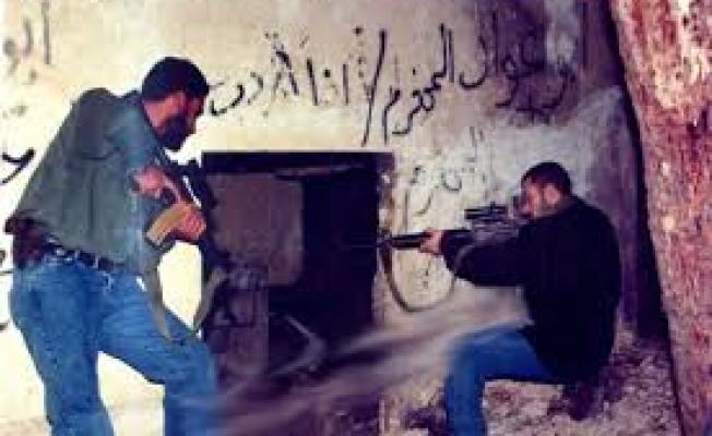 الجنرال محمود طوالبة ومقاتل آخر خلال المعارك
