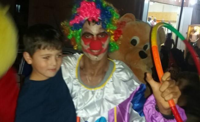 توزيع دمى للأطفال