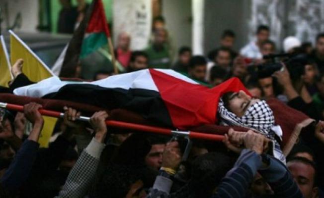 شهيد فلسطيني محمولاً على الأكتاف