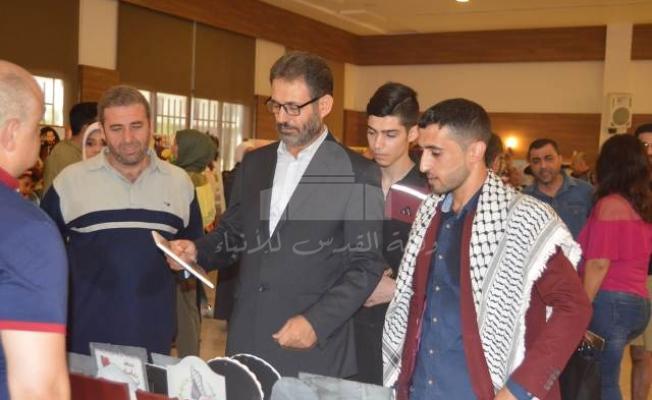 من المعرض