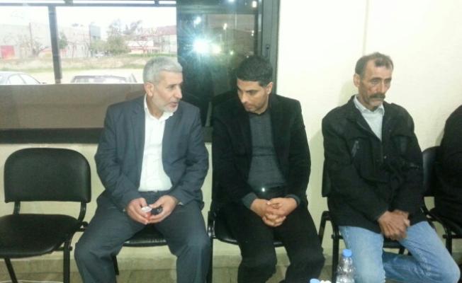 القيادي الحاج أبو سامر موسى أثناء تقديم واجب العزاء