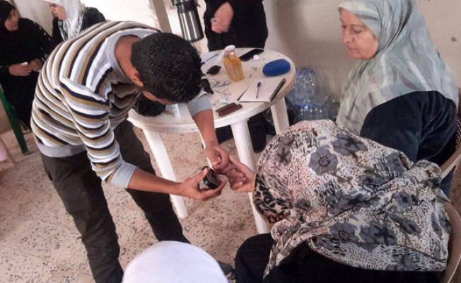 معالجة المرضى في مخيم الرشيدية