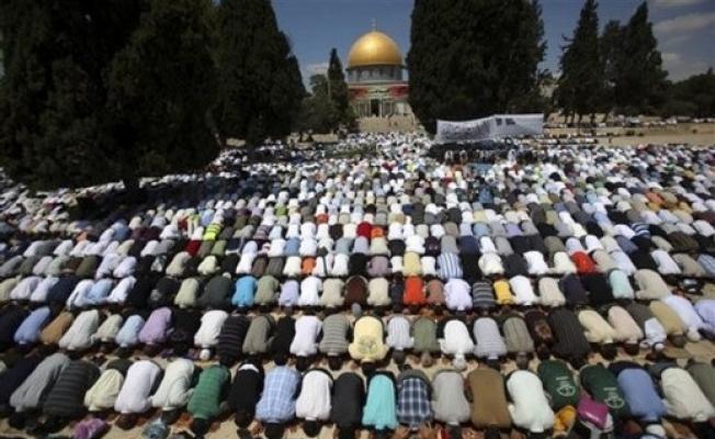 مصلون يؤدون صلاة الجمعة في المسجد الأقصى