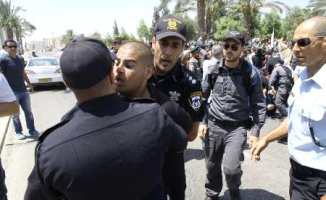 اعتقال عامل فلسطيني من قبل سلطات الإحتلال