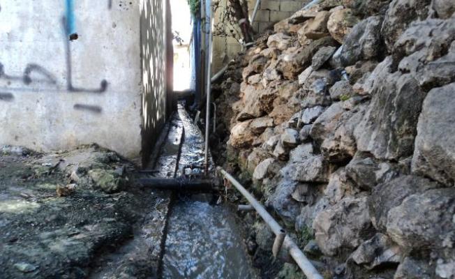 الحفر في مشروع البنية التحتية في مخيم الرشيدية