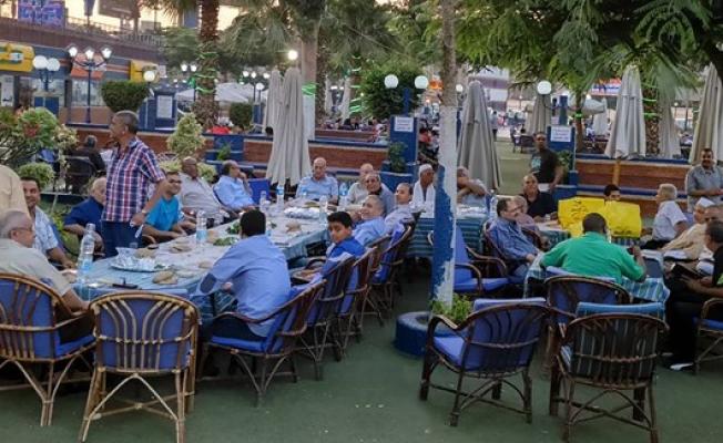 في حفل إفطار جماعي
