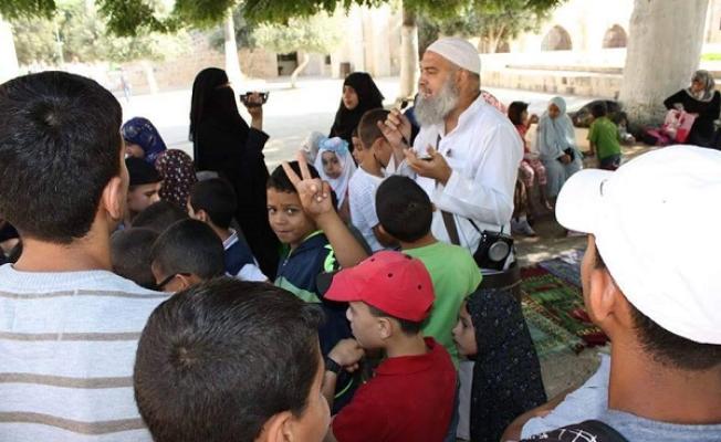 الحاج خالد المغربي يخطب بالأطفال