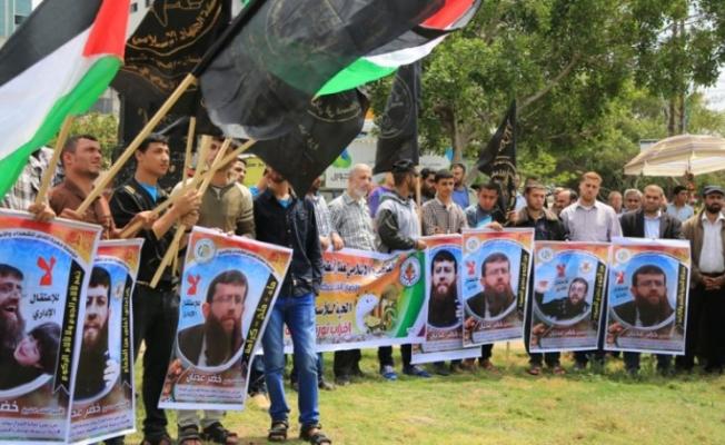 أثناء اعتصام  مع الشيخ خضر عدنان