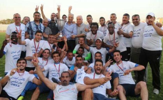 فريق طرابلس يحتفل بالفوز 