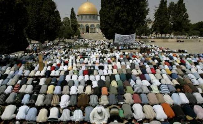 فلسطينيون يؤدون صلاة الجمعة في المسجد الأقصى