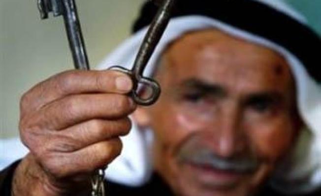 عجوز فلسطيني يرفع مفتاح بيته في فلسطين