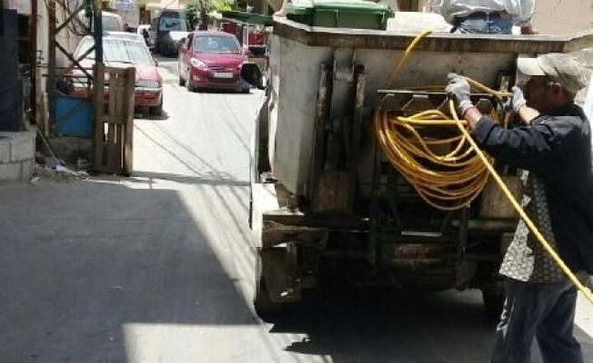 أثناء حملة رش المبيدات