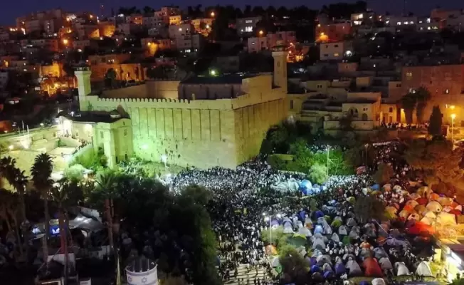 آلاف المستوطنين يقتحمون المسجد الإبراهيمي ويؤدون صلوات تلمودية