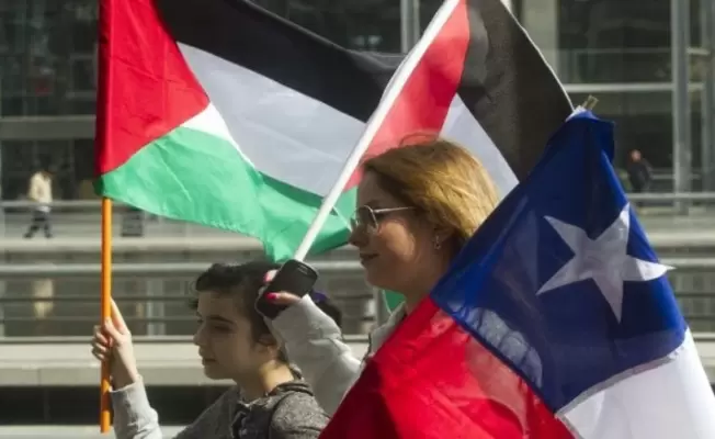 فتاة تشيلية تحمل العلم الفلسطيني