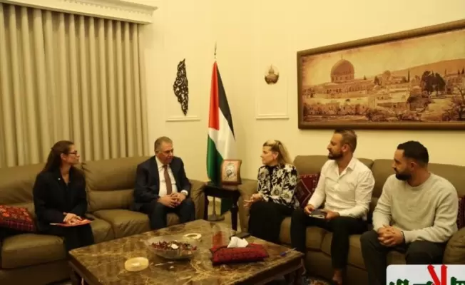 دبور عرض مع رئيسة بعثة الصليب الاحمر الدولي