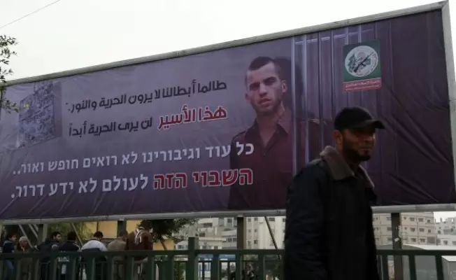 لوحة تحمل صورة الجندي الصهيوني آرون شاؤول