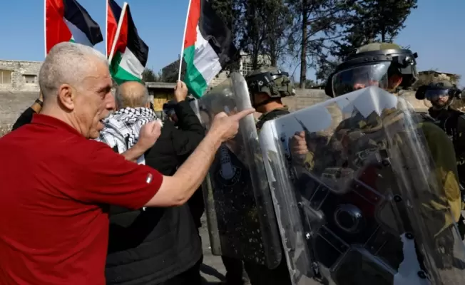 مواجهة بين جيش الاحتلال والعلم الفلسطيني