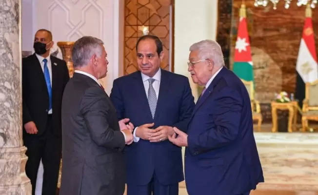 العراب عبدالفتاح السيسي متوسطا عباس وعبدالله