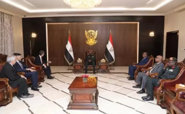 البرهان مستقبلا وزير خارجية العدو والوفد المرافق في الخرطوم