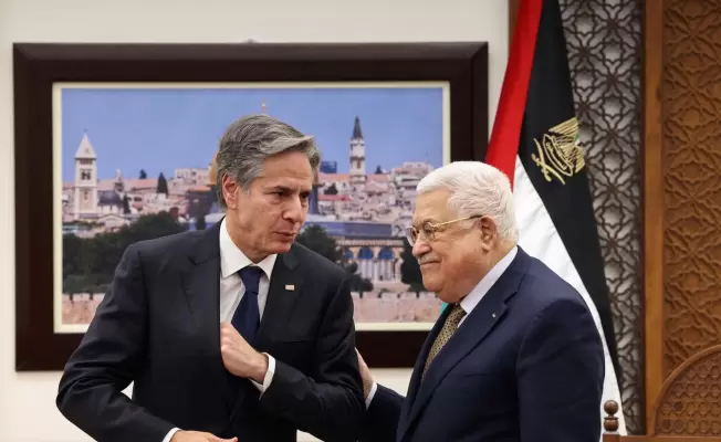 عباس يخضع للابتزاز الأمريكي .