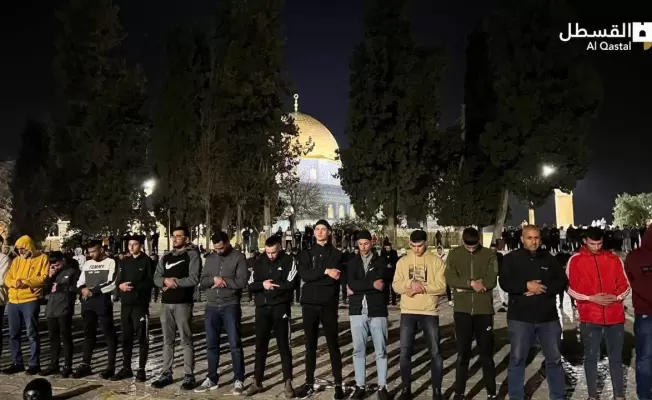 الآلاف يؤدون الفجر
