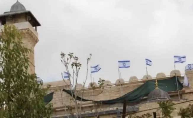 أعلام الاحتلال تدنس جدران المسجد الإبراهيمي