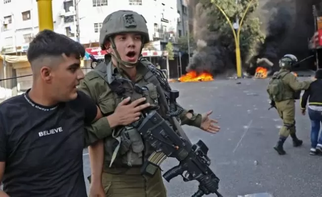 طفل فلسطيني وجندي محتل