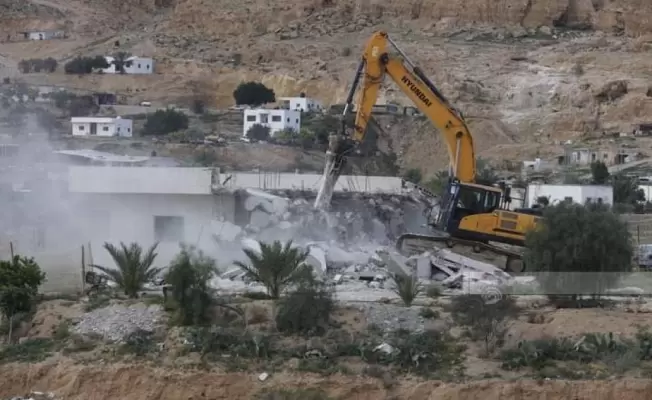آليات الاحتلال تهدم منزلاً
