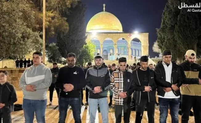 الآلاف يؤدون صلاة الفجر