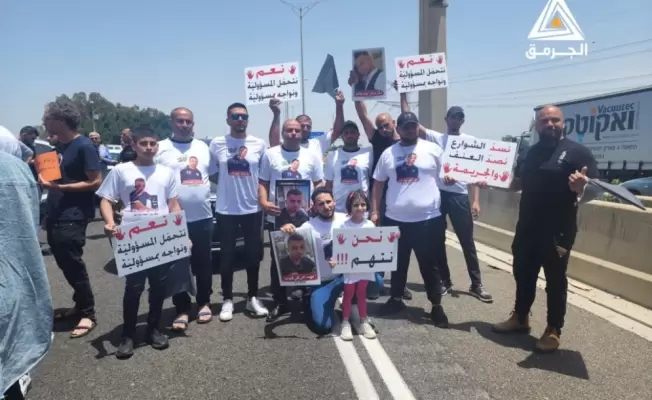 بعض المشاركين في قافلة المركبات تنديدا بجرائم القتل وتعامي السلطة