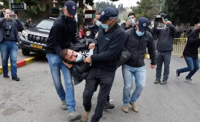 عناصر من شرطة الاحتلال تعتقل شابا فلسطينيا أثناء هبة الكرامة 2021