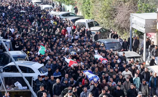 الشعب الفلسطيني يحتضن الشهداء والمقاومة