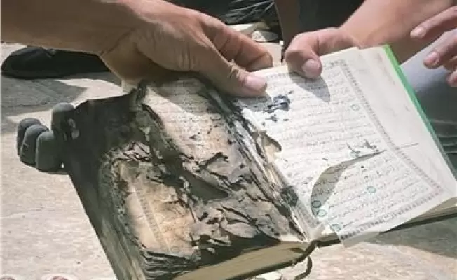 صهاينة يحرقون نسخة من القرآن الكريم.. وأعين المطبعين غافة