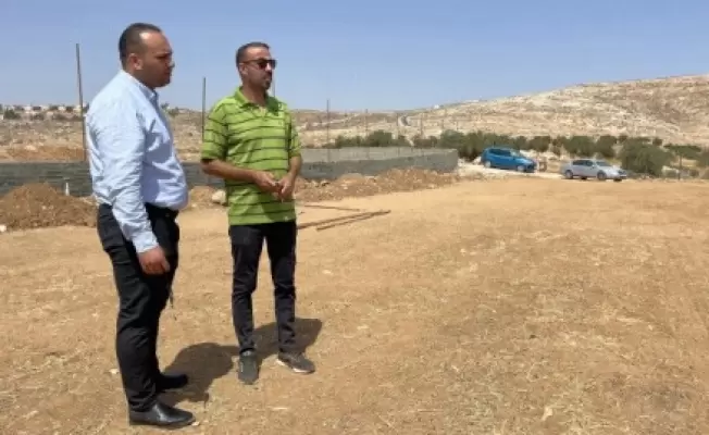 أبو صبيح في أرضه: سأدافع عنها بصدري ولن أتركها للمستوطنين