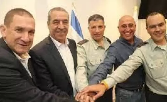 حسين الشيخ و"مشغليه" الضباط الصهاينة