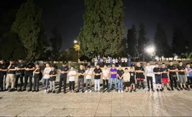 الآلاف يؤدون صلاة الفجر