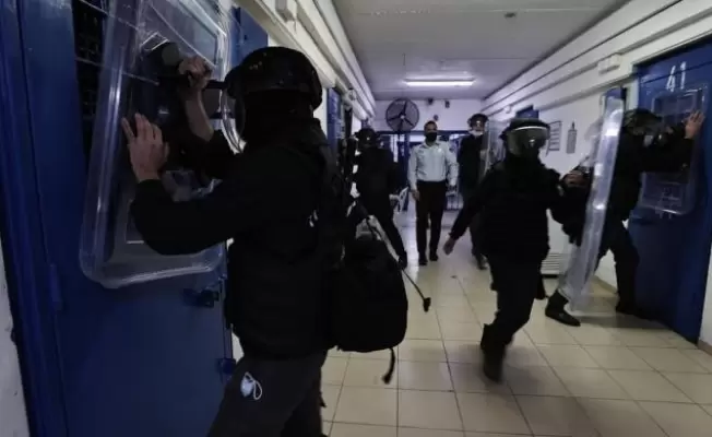 الاحتلال يعتقل أسيرين